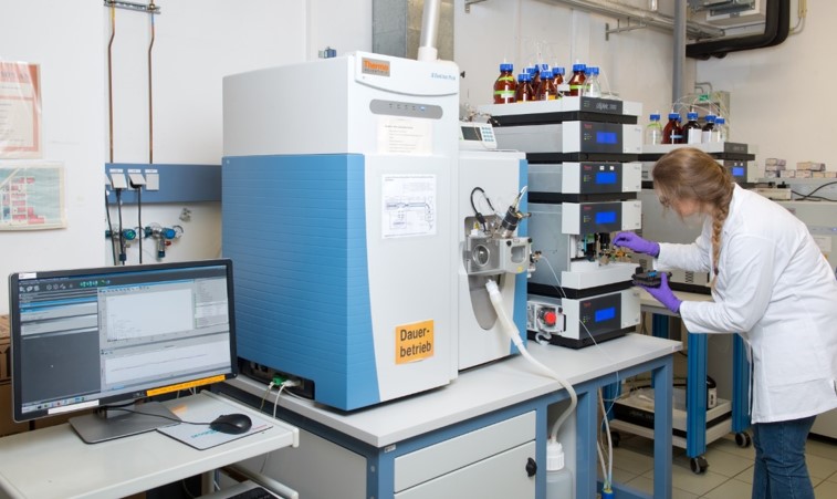 6. Target and non-target LC-and GC-HRMS screening in complex samples